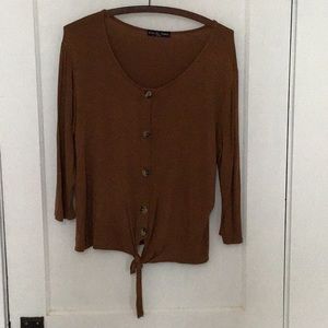 Brown Kim & Cami button front half sleeve with a knot large